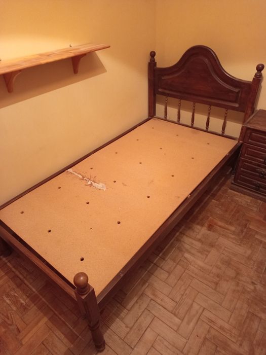Estrutura de cama com mesa de cabeceira