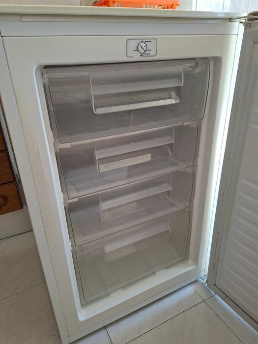 Arca Congeladora Vertical Candy CFU 190A