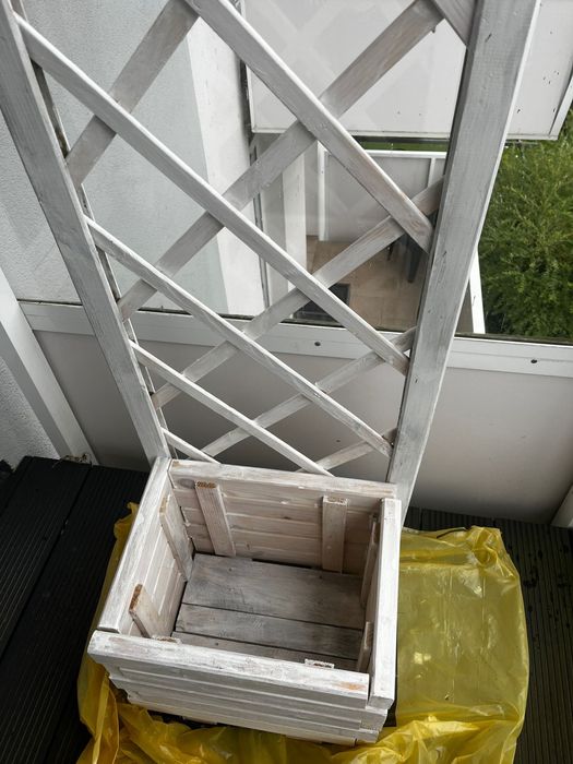 Biała drewniana pergola z donicą