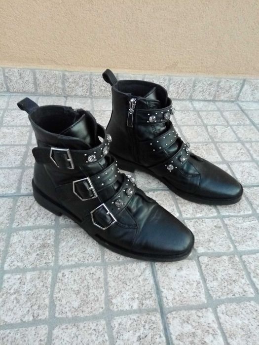 Botas pele Stradivarius Pretas rasas chuva pérolas