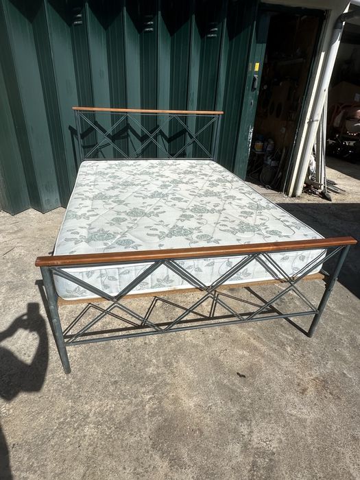 Cama com colchao e estrado