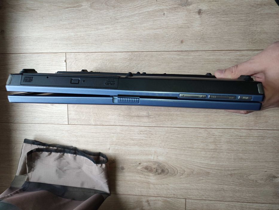 Retro laptop z 2003 roku Toshiba Satellite 2430 z procesorem Pentium 4