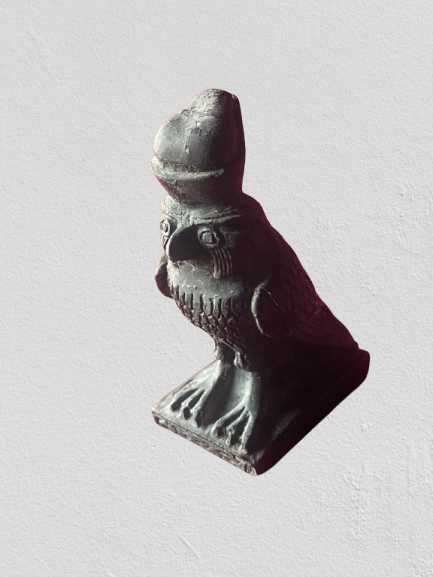 Estatueta em resina de Hórus, o deus falcão egípcio