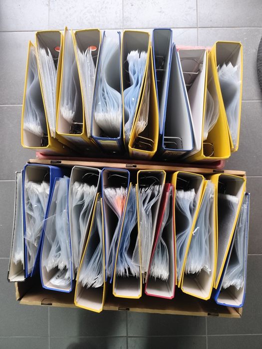 Segregatory biurowe z koszulkami A4 na dokumenty archiwa