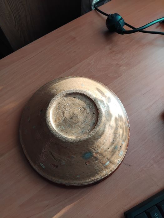 Глиняная старинная миска.