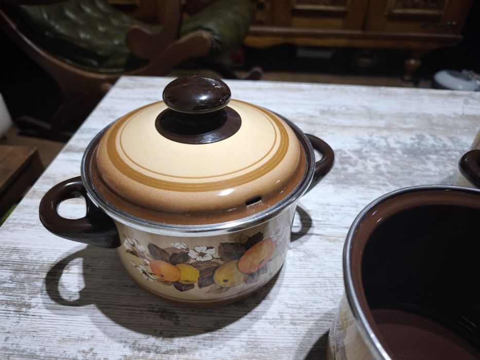 Zestaw garnków emaliowanych .