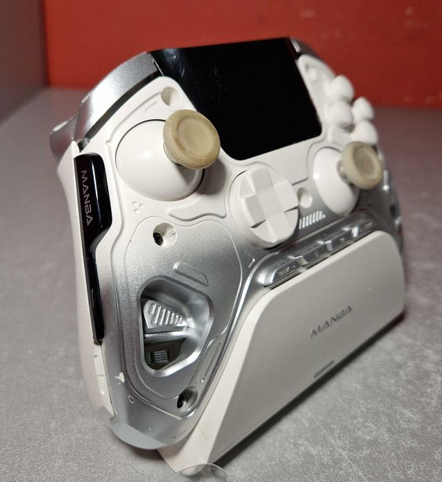 Pad kontroler MANBA ONE ze stacją ładującą