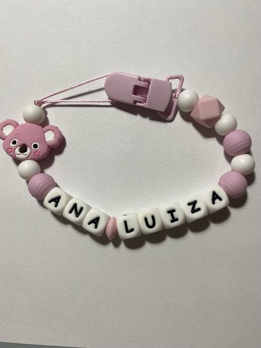 Prendedor de chupeta feito por encomenda.