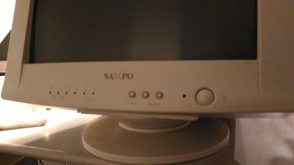 Monitor antigo da marca Sampo