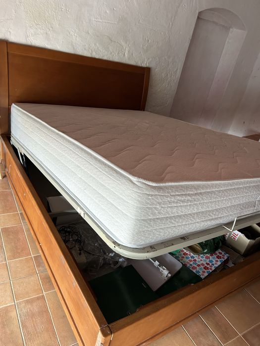Cama de casal com arrumacao basculante