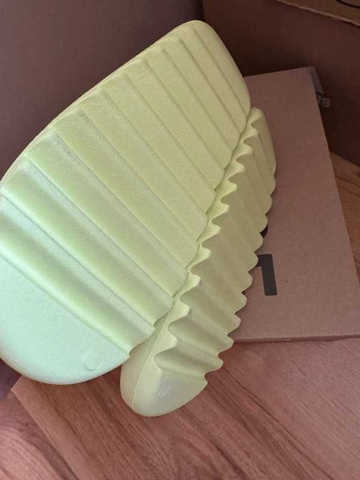 Klapki Adidas Yeezy slide glow green 47