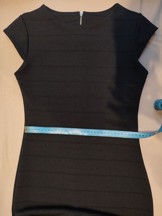 Mała czarna ołówkowa bandażowa sukienka