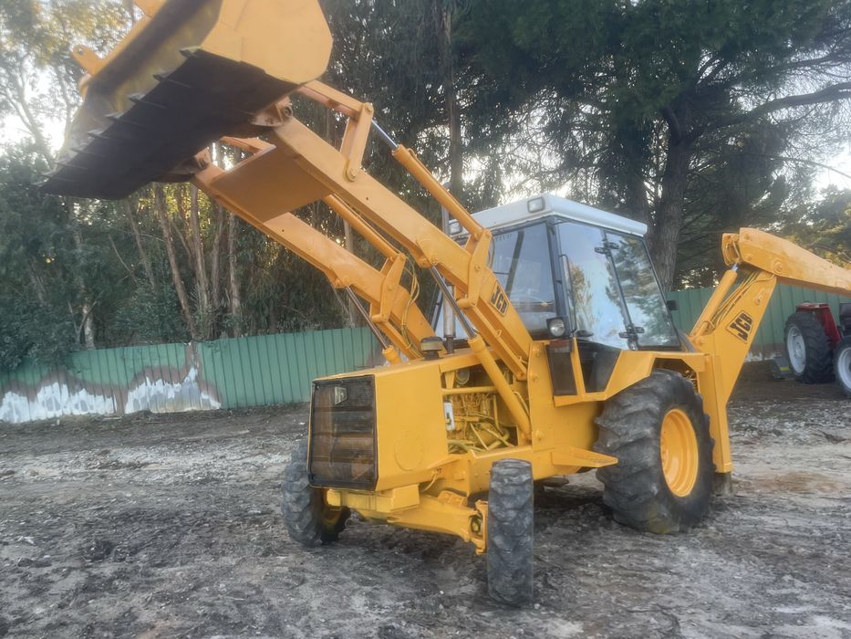 Retroescavadoura em bom estado