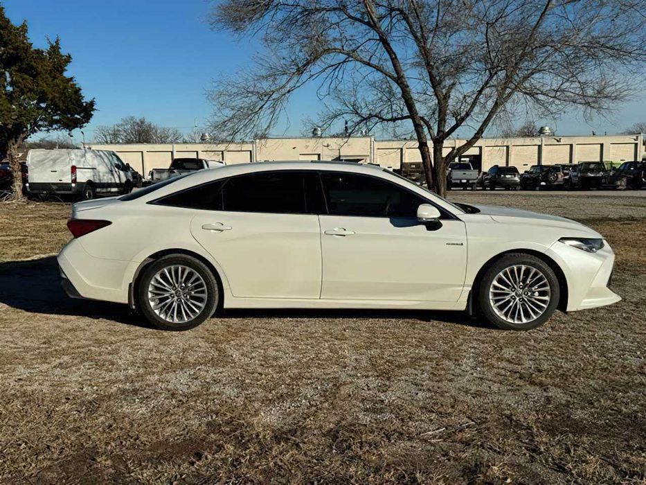 Toyota Avalon Hybrid Limited      2021