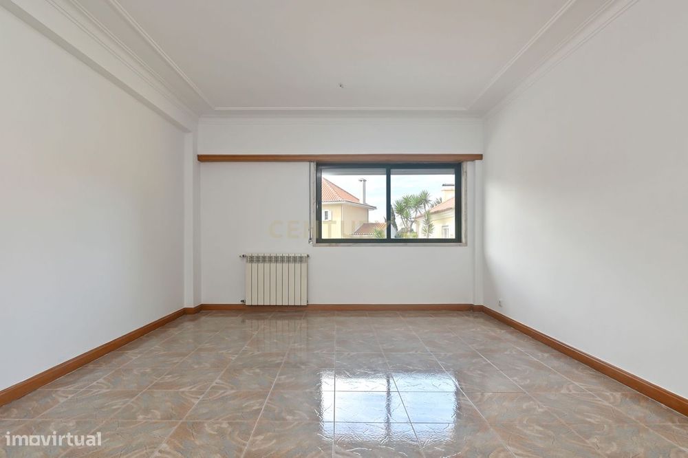 Apartamento T2 com garagem à venda no Arneiro freguesia de Carcavelos