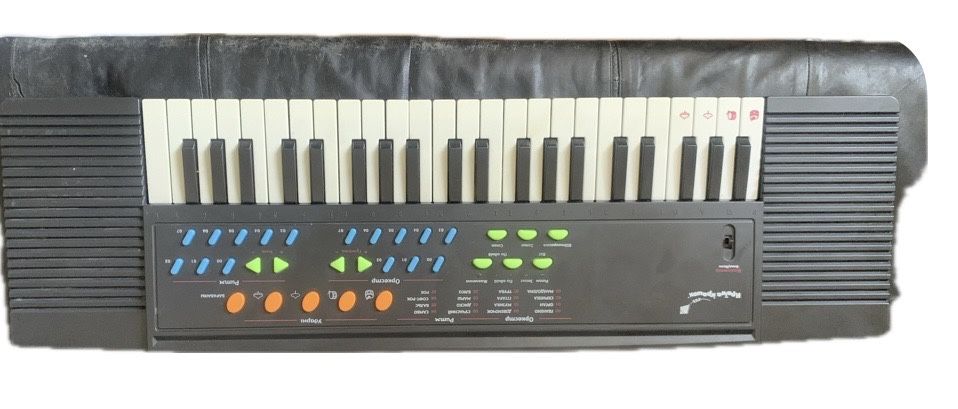 Іграшки музикальні,повчальні.