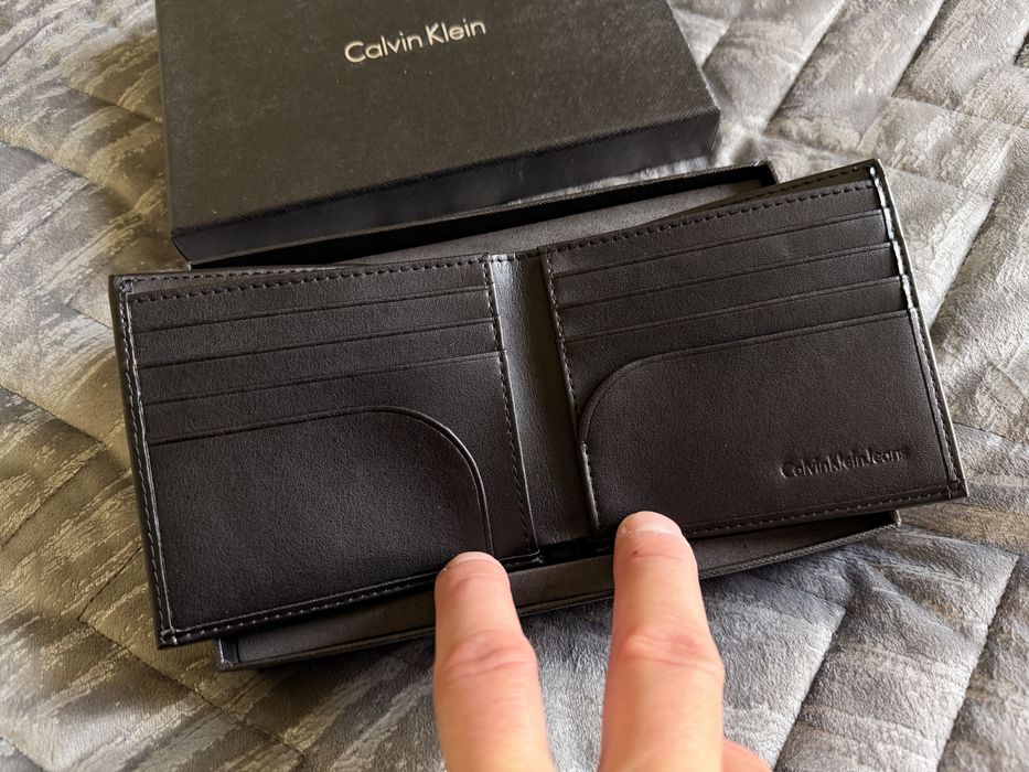 Wyjądkowy skórzany portfel z brelokiem CK- Prezent