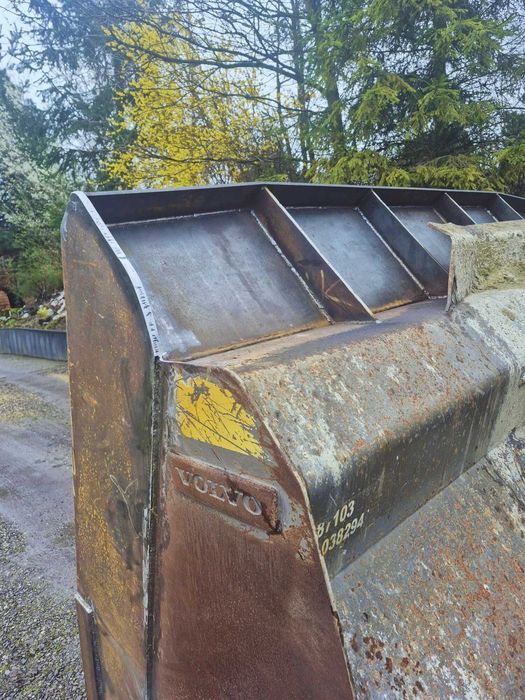 Naprawa łyżek/ Spawanie/ Wytaczanie/ Tulejowanie/ Lemiesz