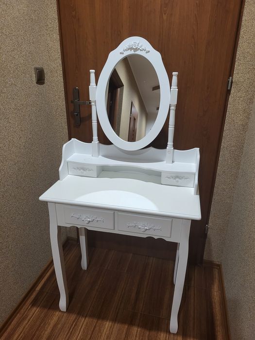 Toaletka z lustrem i szufladami