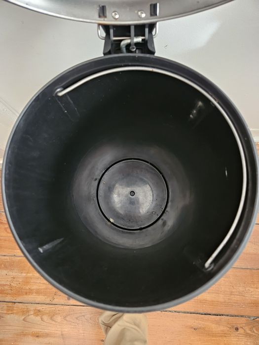 Caixote de lixo alto