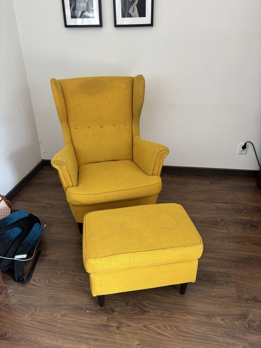Fotel uszak IKEA z podnóżkiem – żółty, musztardowy komplet