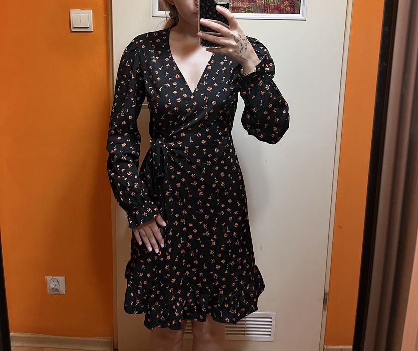 Czarna sukienka mini w kwiaty