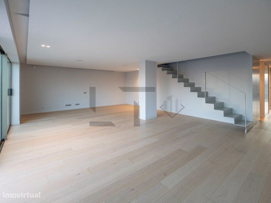 Apartamento Penthouse T4 Duplex com Terraço e Piscina Privativa par...