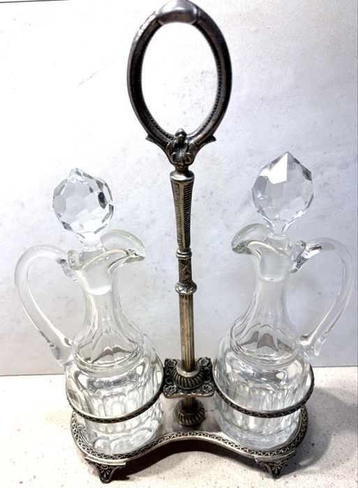 Antigo galheteiro Arte Nova com banho em prata e galhetas em cristal