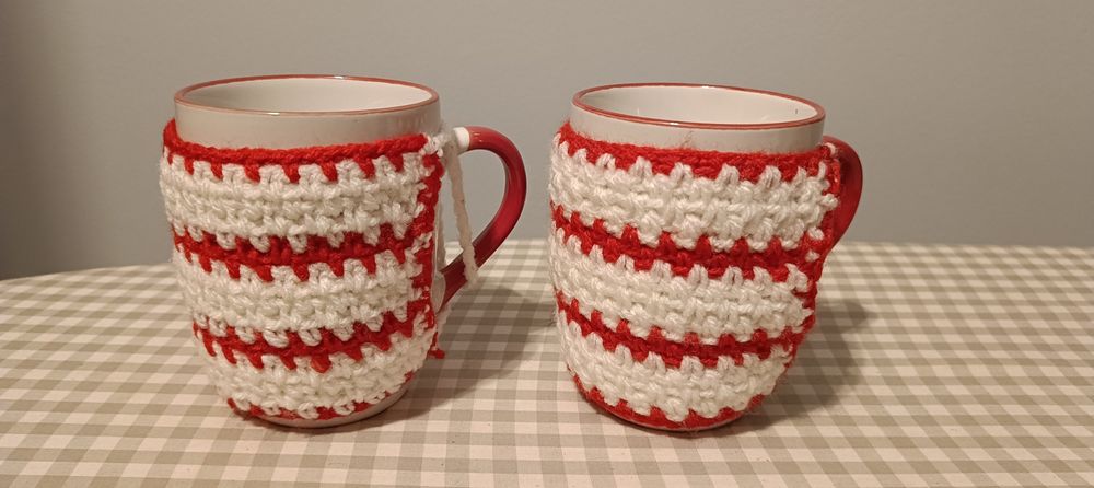 Kubki świąteczne ubrane w sweterki