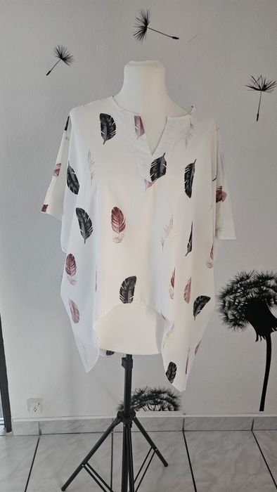 Kremowa bluzka oversize, dłuższy tył, motyw piór, r. Xl