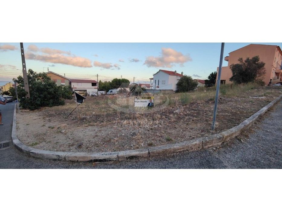 Terreno urbano com 482 m² e vista rio na Portela da Azóia