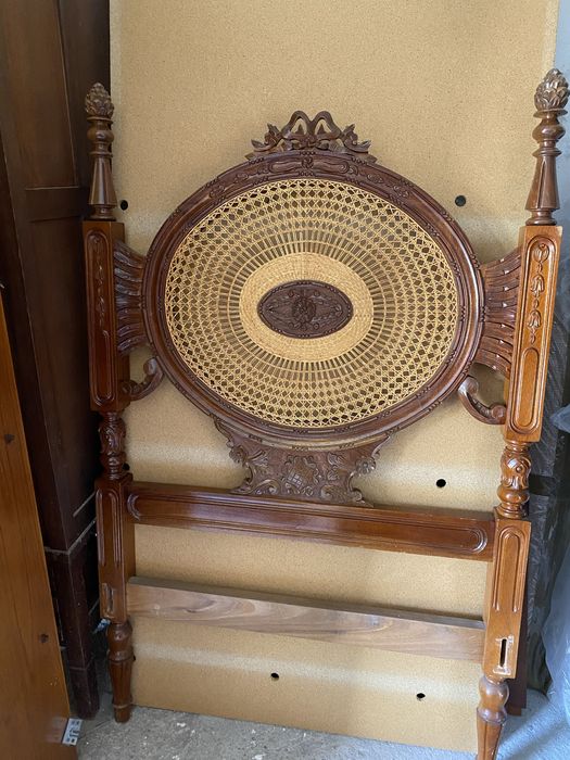 Cama de Solteiro em Palhinha completa com colchão e mesa de cabeceira