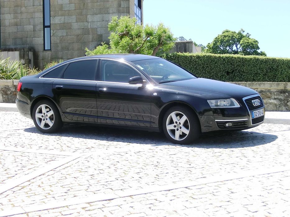 Este sedan destaca-se pelo conforto e qualidade de construção típicos da marca como elegância e robustez.