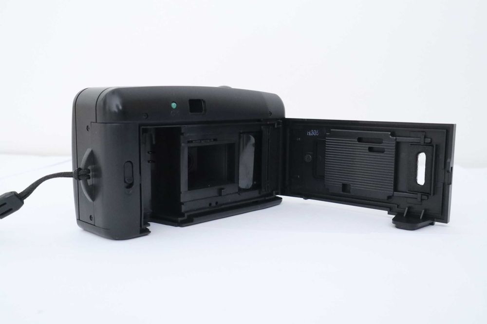 Aparat analogowy AUTO FOCUS 35 mm lens retro PRL z pokrowcem