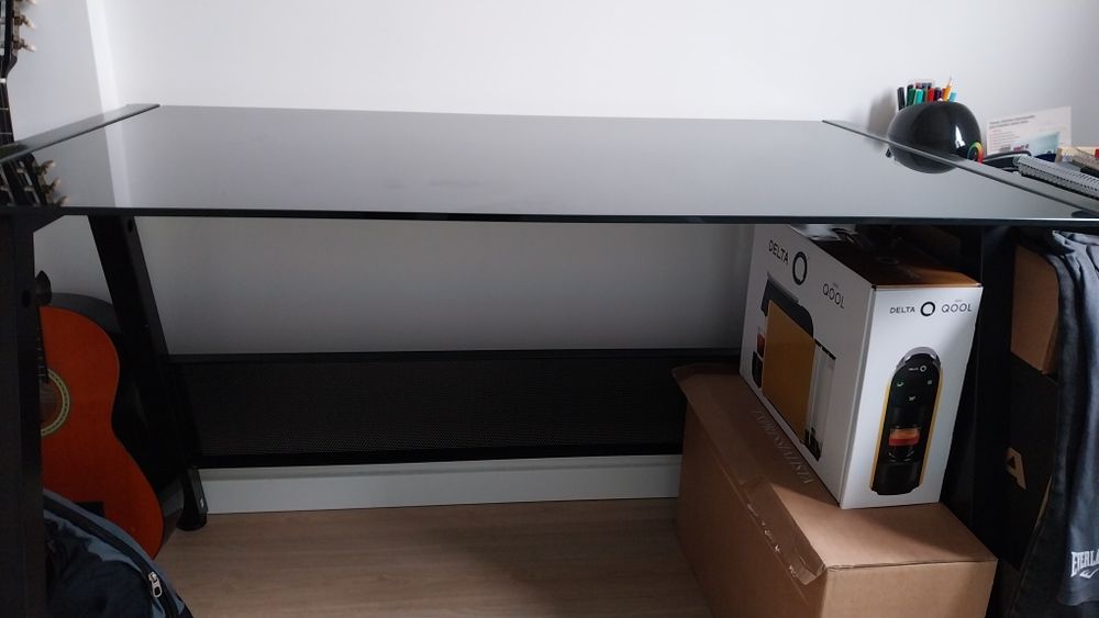 Secretária Preta com tampo de vidro escurecido