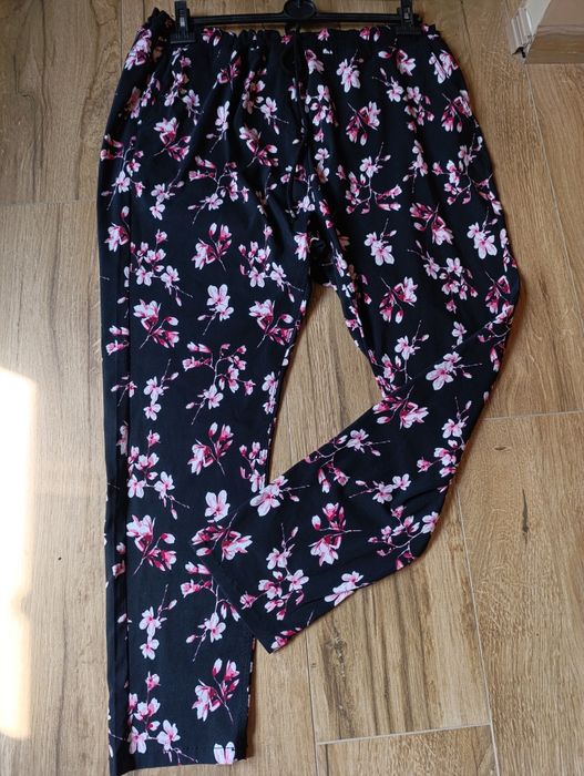 Czarne spodnie z wiskozą plus size r.54/56 kwiat  wiśni.