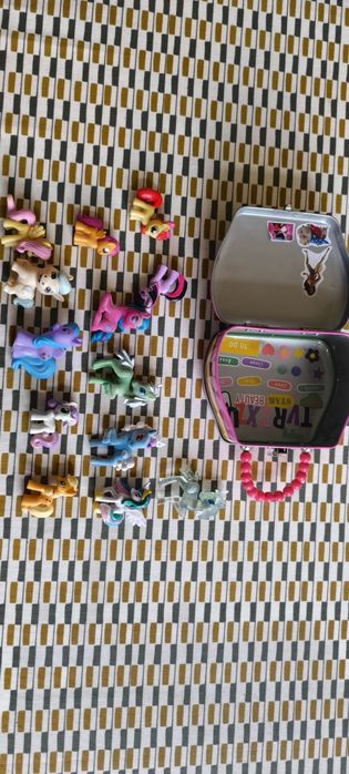 Selling set – metal suitcase with mini ponies and unicorns64551264583299123