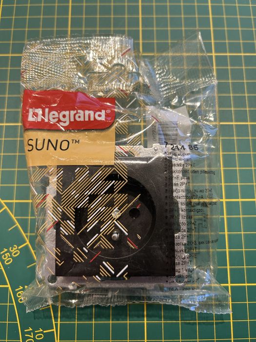 Gniazda Legrand Suno - czarne