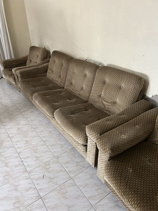 Sofá de 3 lugares (função sofá-cama) e 2 cadeirões (em bom estado)