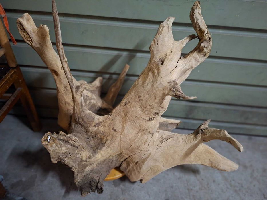 Madeira ao natural para peça de mobiliário ou arte