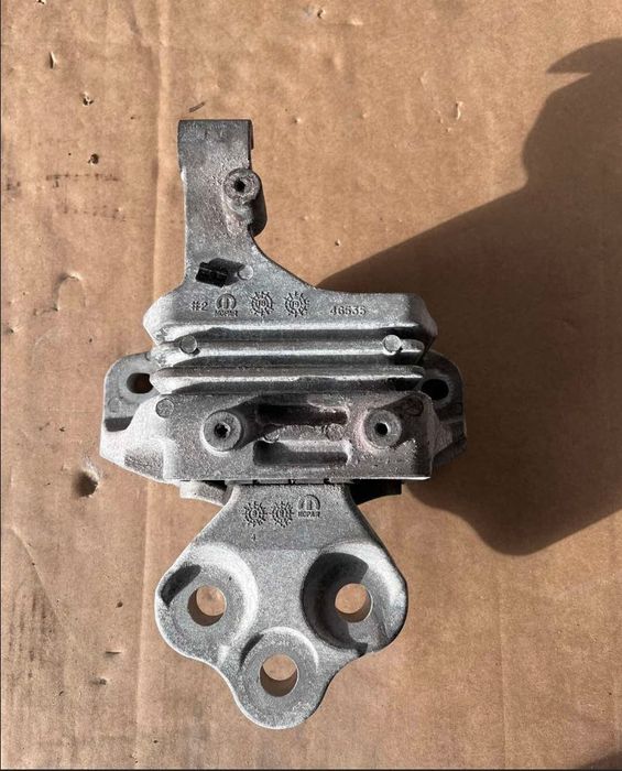 Подушка двигуна перед право, подушка мотора правая чероки 3.2 13-24