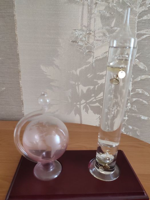 Ретро барометр і термометр на підставці