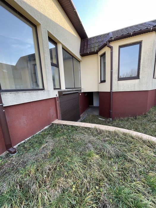 Продається сучасний двоповерховий будинок з великим підвалом