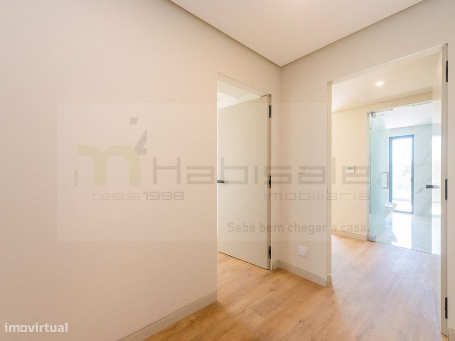 T2 com Terraço e Box em Condomínio de Luxo com Piscina, Ginásio e S...