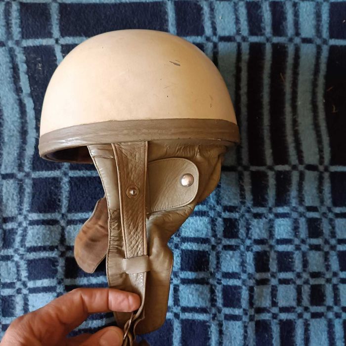 Kask Orzeszek z epoki PRL-u Szara skóra WSK, SHL, KOMAR