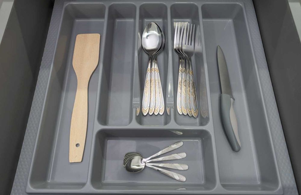 Подобова оренда студії біля метро, Лівий берег, Бажана 17Б. Є укриття.