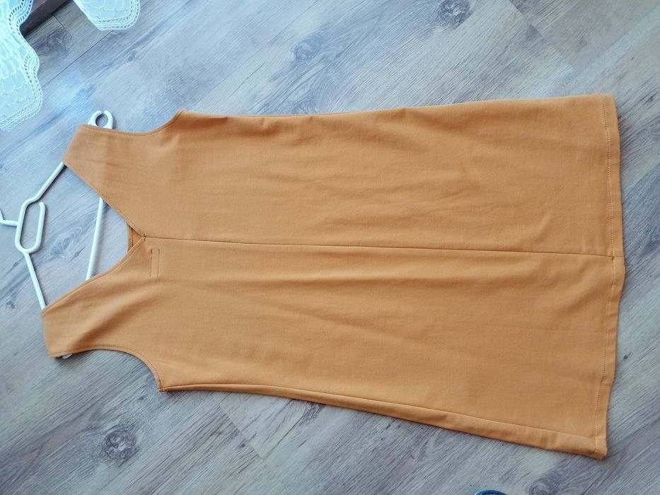 Musztardowa sukienka