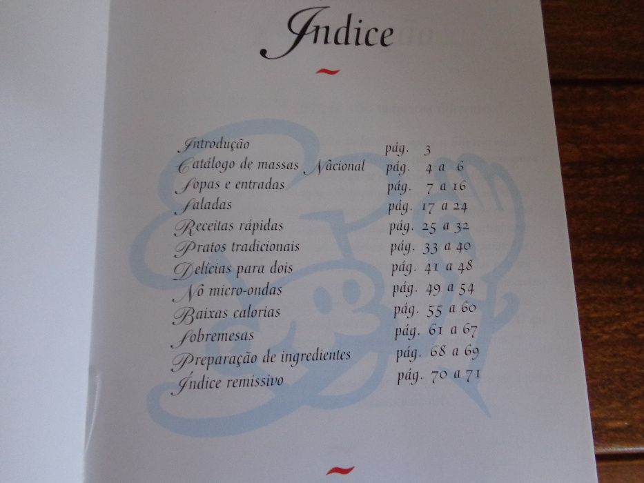 Livro de culinária "Delícias com Massas"