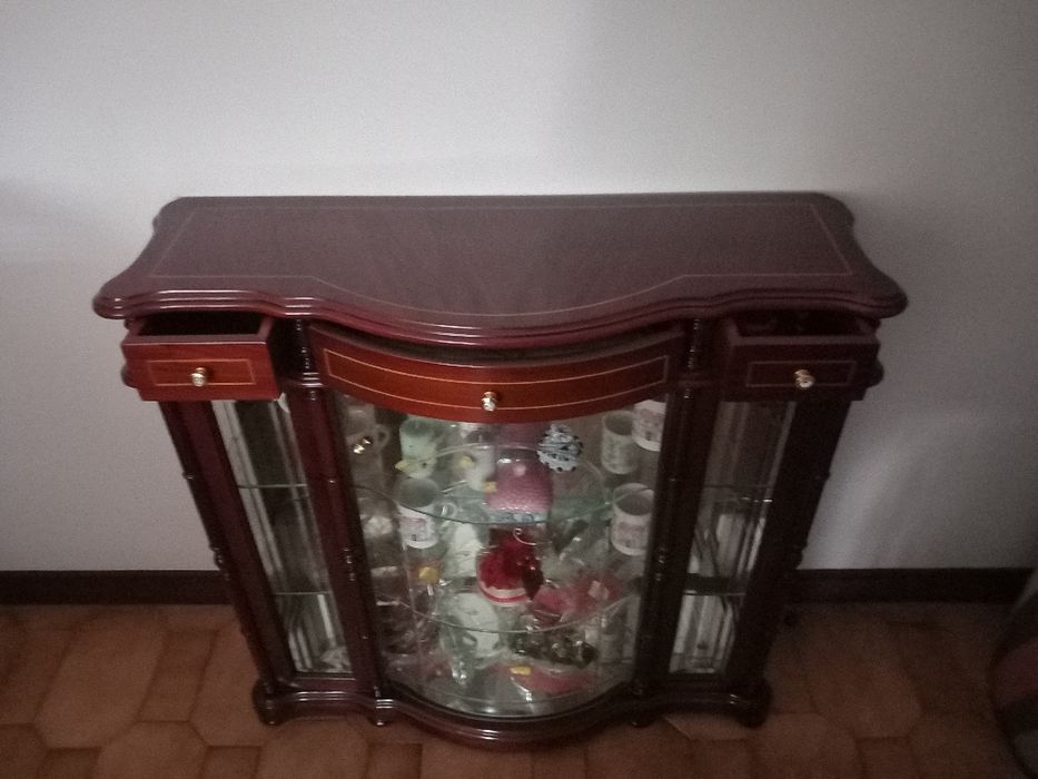 Vitrine em Raiz de Nogueira – Excelente Estado