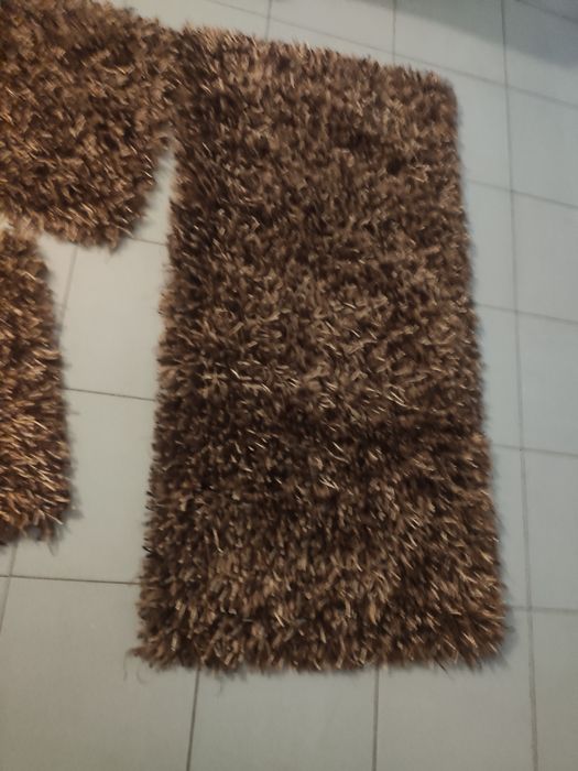 Tapetes quarto castanho e dourado